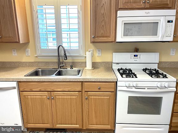 3rd image of 416 Dandelion Dr