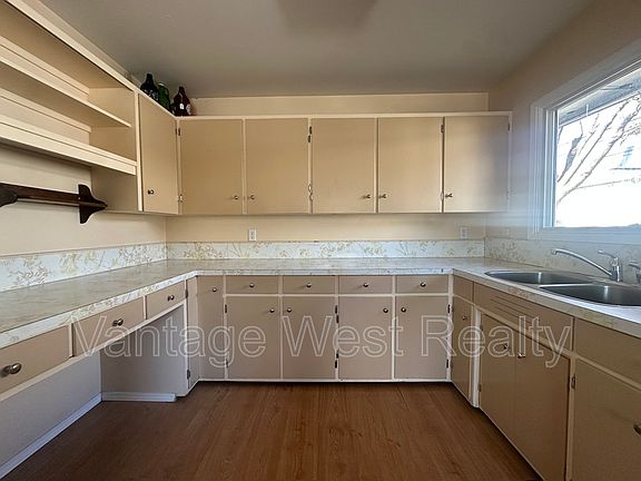 3rd image of 730 Kingsway