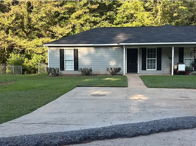 Available Septmber 1, 2026! 2 Bedroom, 1 Bath Duplex $850 Monthly/$850 Deposit — Photo 2