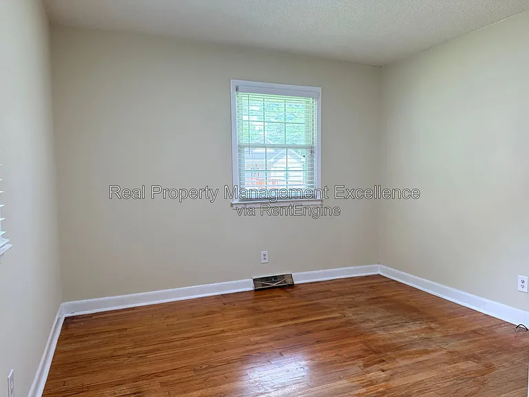 415 W 2nd St — Photo 32