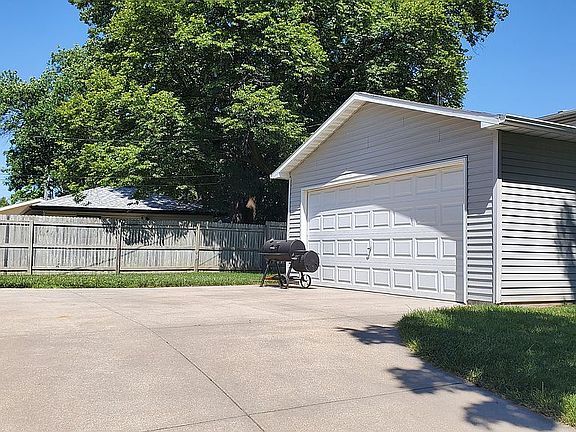 3rd image of 6748 Francis St