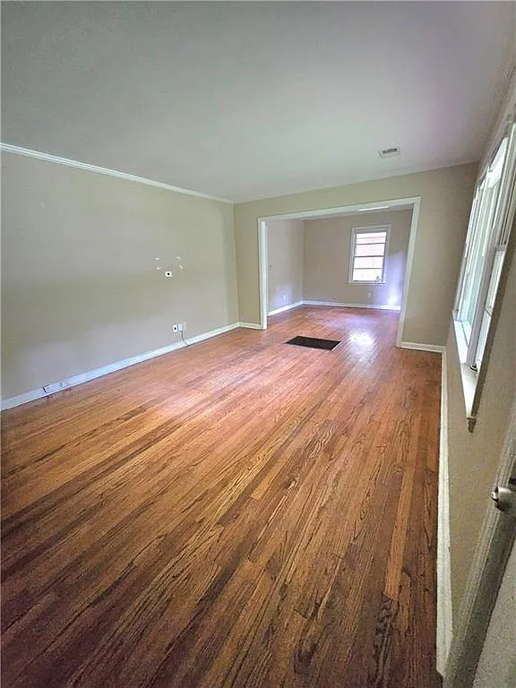 3 bed, 1.0 bath, 1951 sqft, $1,895 — Photo 2