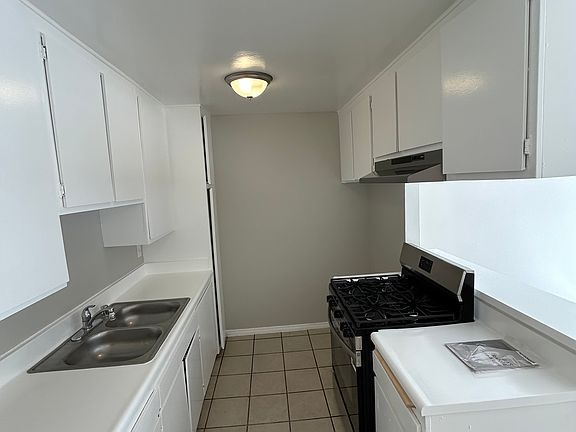 5th image of 20437 Cohasset St APT 10