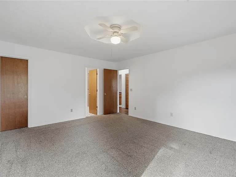 909 W Linden St — Photo 17