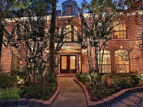 BEAUTIFUL TREED LOT WITH DRIVEWAY GATE & PORTE COCHERE. Tranquility & privacy thats hard to find! Automatic driveway gate entry for full privacy & a porte cochere for those rainy weather days. A side door entry leads to the kitchen for unloading!