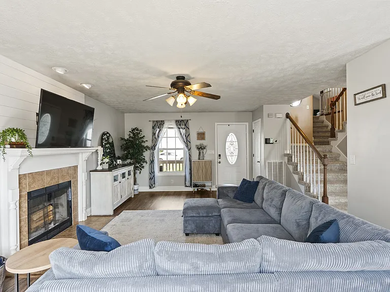 3467 Melrose Dr — Photo 2