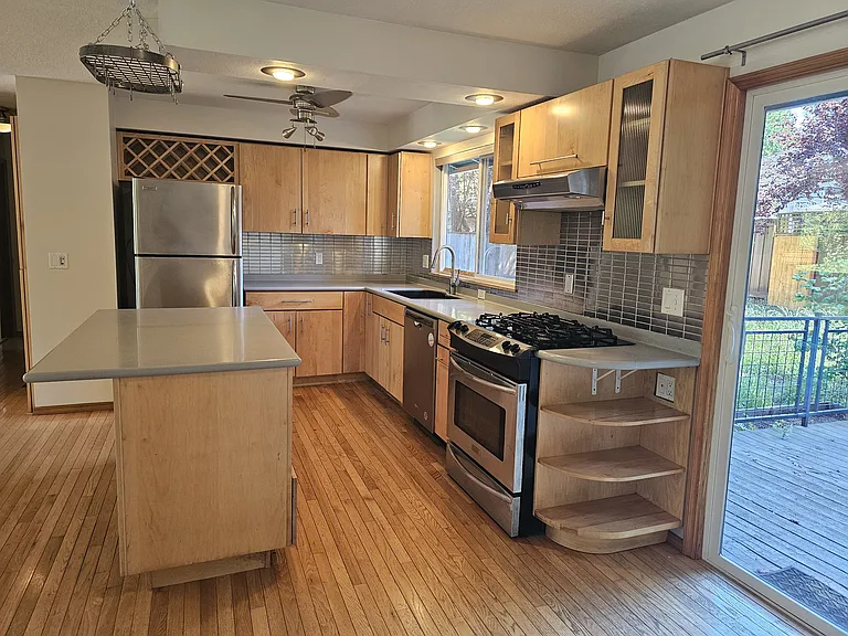3016 SW Carolina St — Photo 9