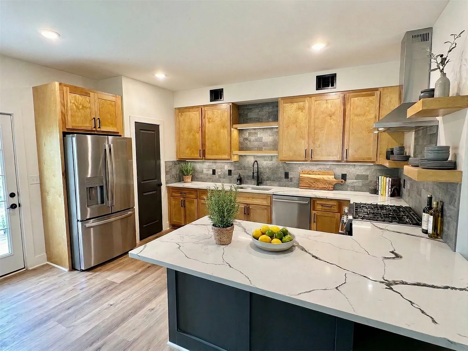 3 bed, 2.0 bath, 1600 sqft, $2,095 — Photo 3