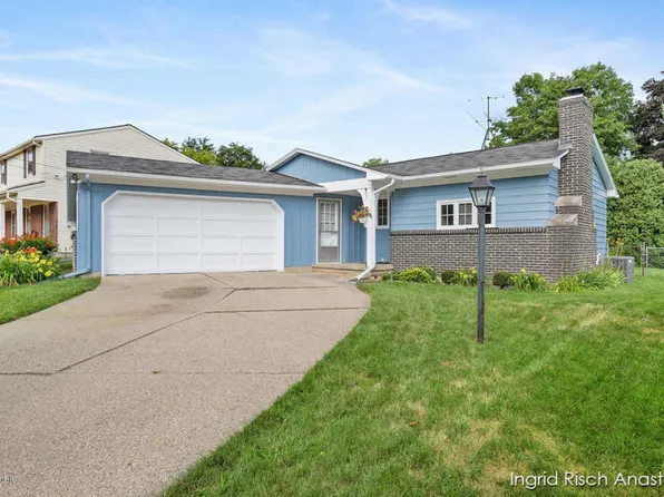 1264 Walwood Dr NE, Grand Rapids, MI 49505