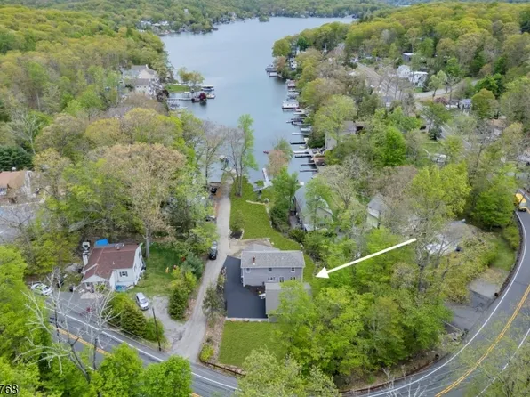 385 Maxim Dr, Hopatcong Boro, NJ 07843