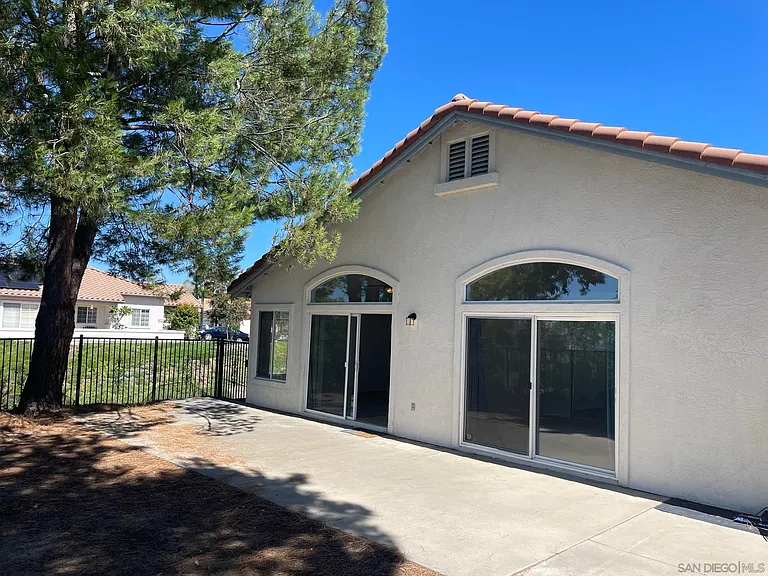 2401 Columbine Dr — Photo 13