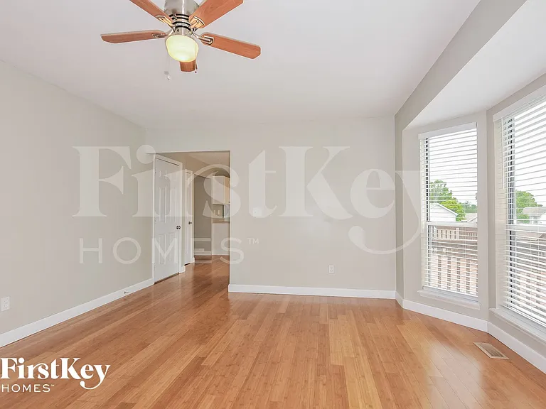 124 Royallsprings Pkwy — Photo 9
