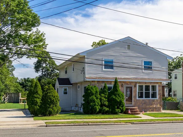 1647 Straight Path, Lindenhurst, NY 11757