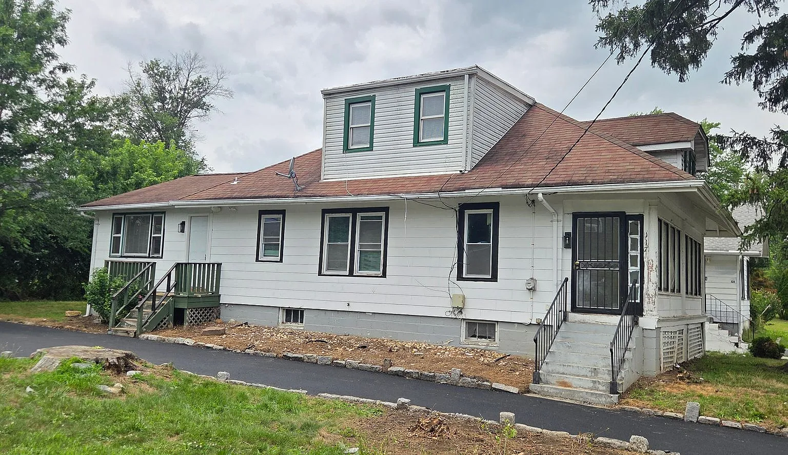 "Spacious 5BR Home Near TCNJ Large Yard & Flexible Living!" — Photo 2