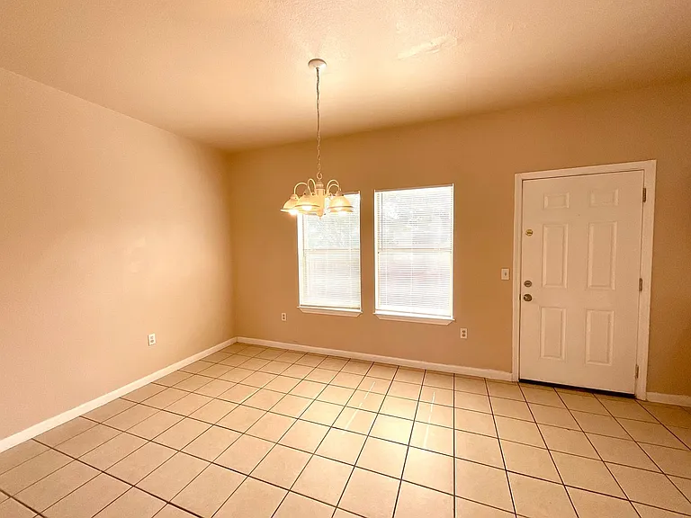 6911 Hallie Rdg — Photo 8
