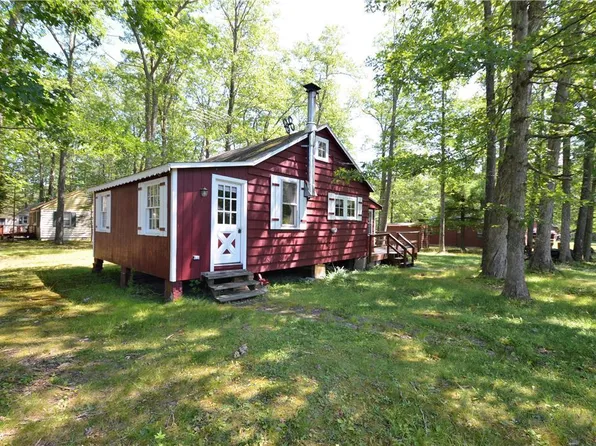 121 E Balsam Rd, Greentown, PA 18426