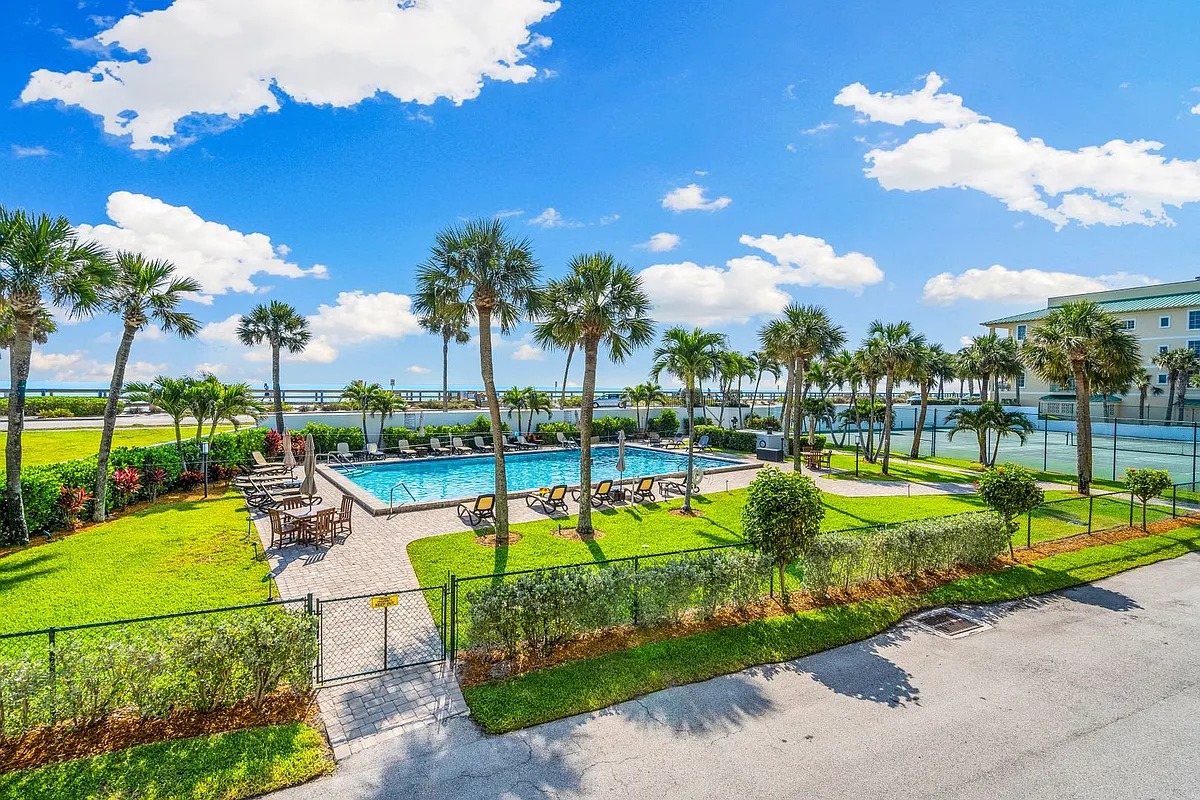 Building Photo - 4141 Ocean Dr #208