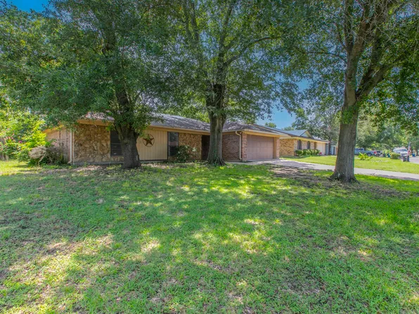 3105 Oakridge Dr, Corsicana, TX 75110