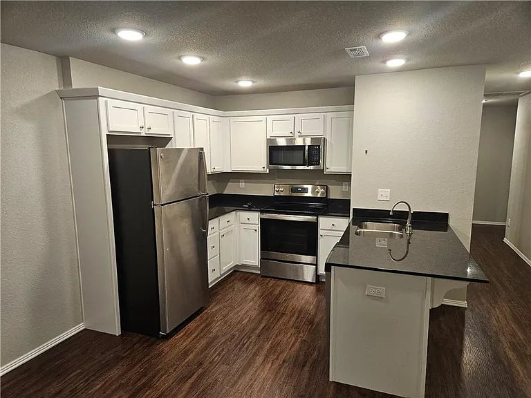 2489 N Brophy Ave — Photo 2