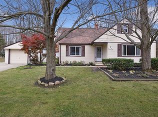 98 Laurel Rd, Chagrin Falls, OH 44022