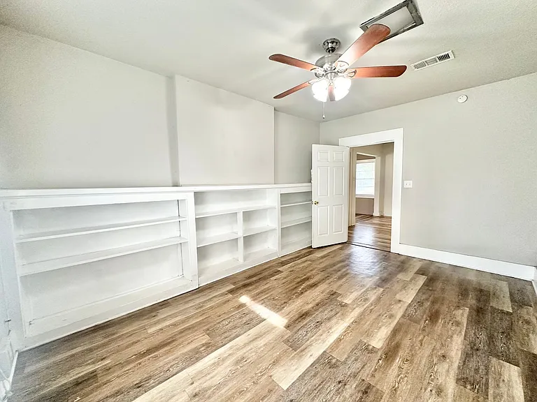 2613 N Elm St — Photo 7