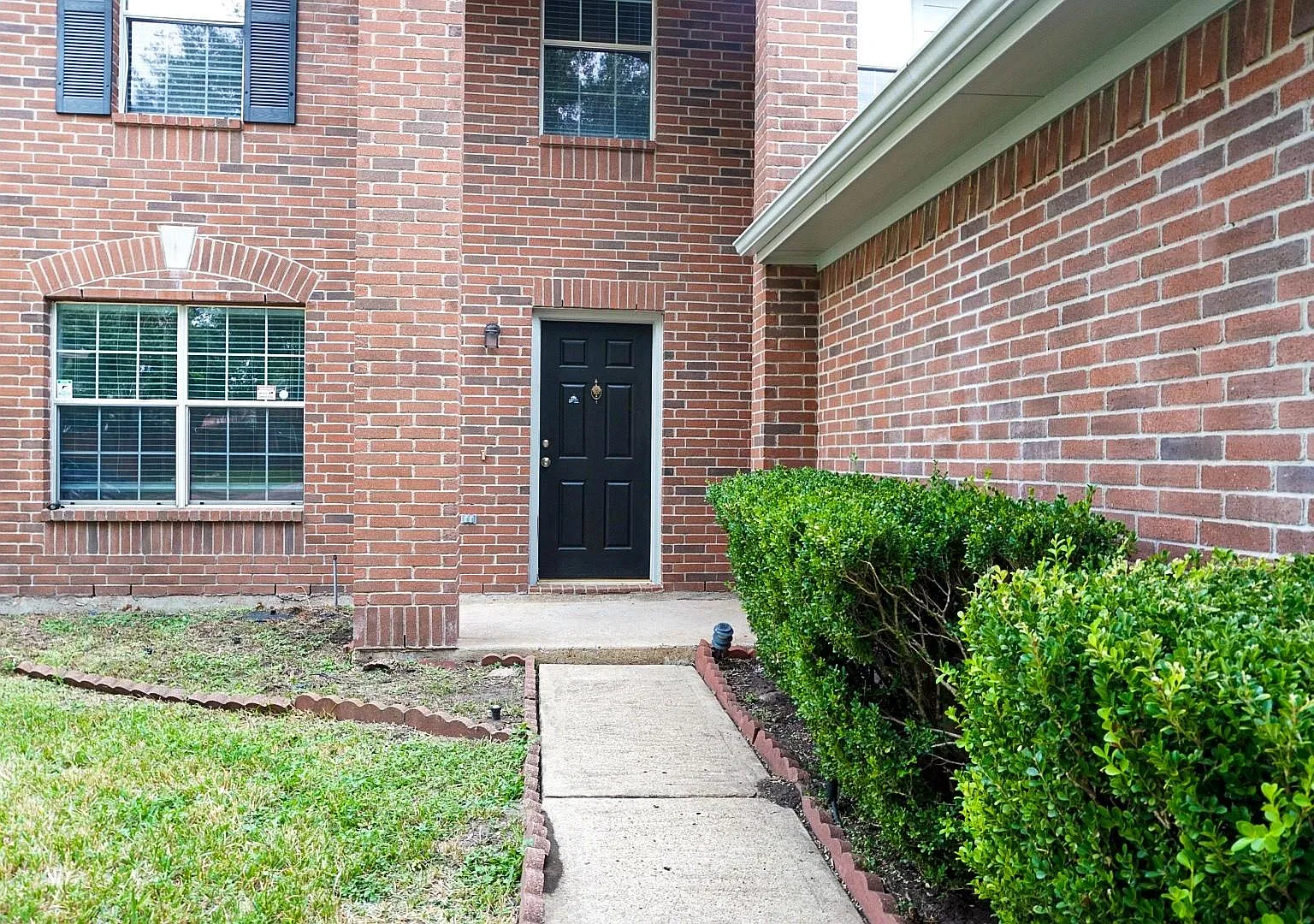 4 bed, 2.5 bath, 2727 sqft, $2,500 — Photo 3
