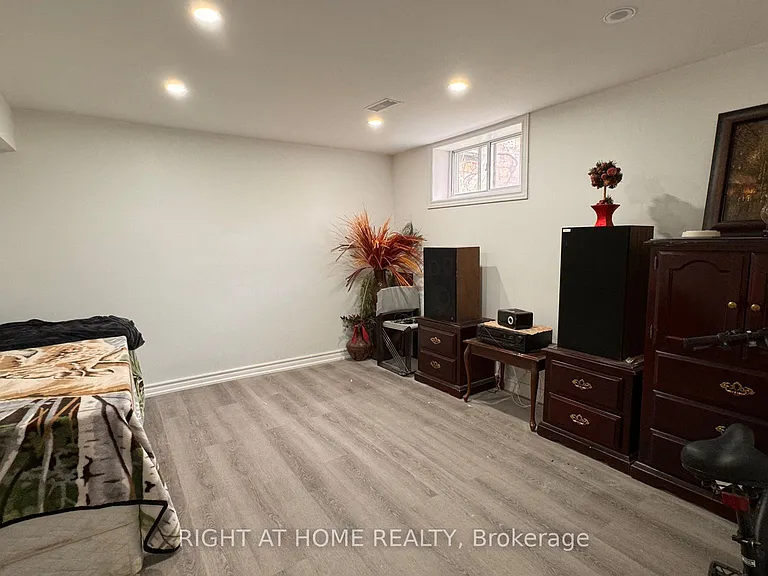 980 Midland Ave #BASEMENT — Photo 16