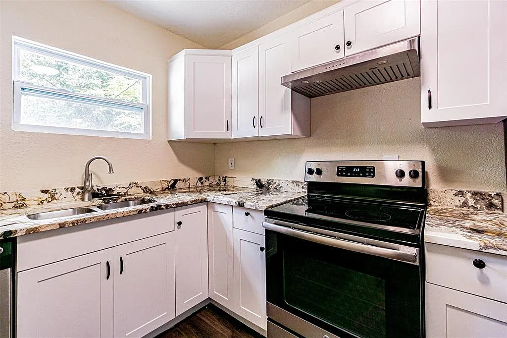 3 bed, 2.0 bath, 1356 sqft, $1,895 — Photo 3