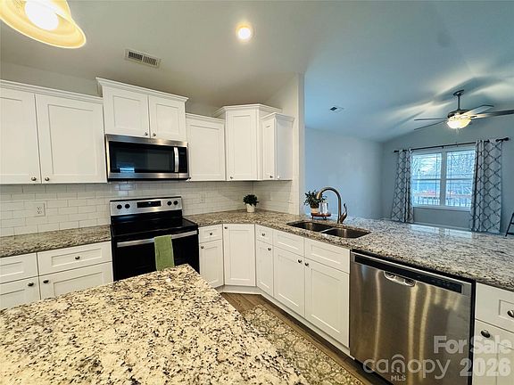 4th image of 1145 Roberts St