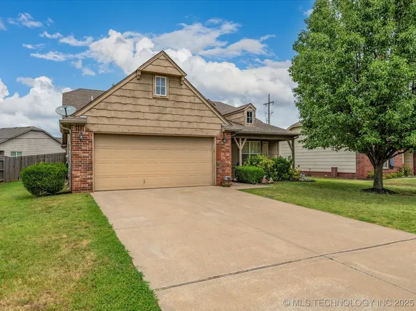 3206 Debbie Ln, Bartlesville, OK 74006