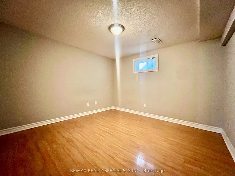 1763 Sandgate Cres #LOWER — Photo 12