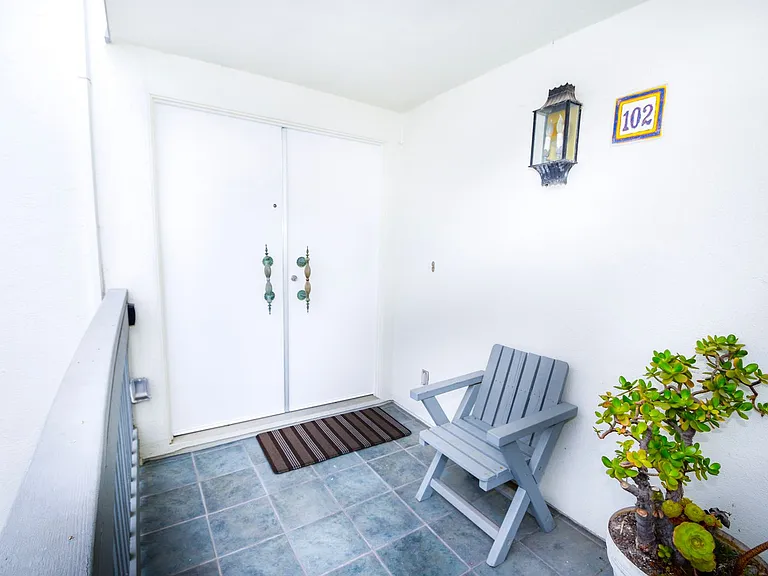 102 Antigua Ct — Photo 3