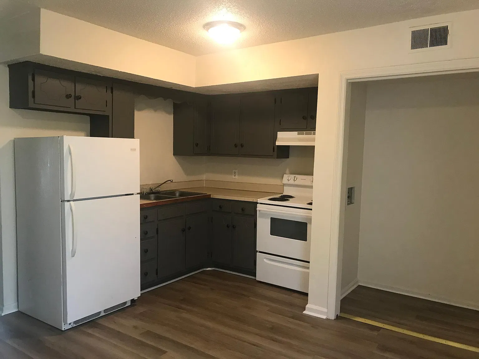 2 bed, 1.5 bath, 980 sqft, $1,290 — Photo 2