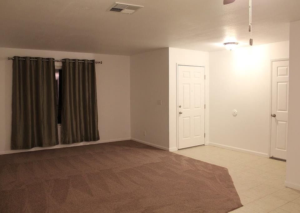 2nd image of 1033 Adams Ln