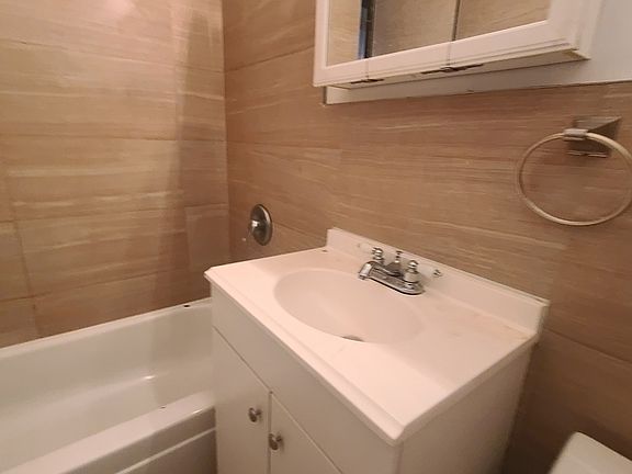 5th image of 624 E 11th St #2BX