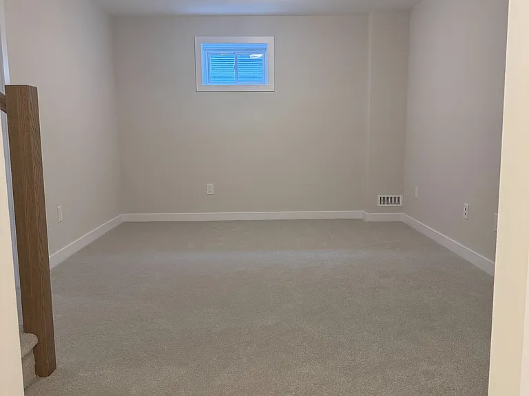 944 Seagrave Ln — Photo 10