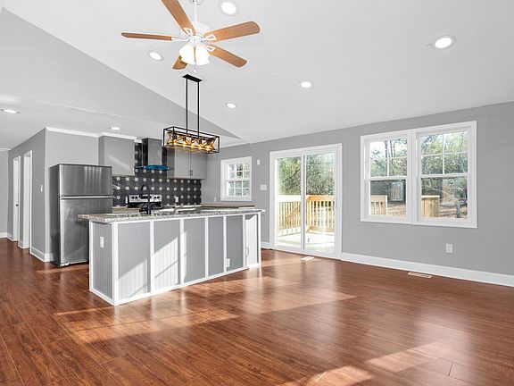 4th image of 705 Varsity Dr