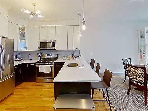 Kitchen, same finishes different layout of advertise apt