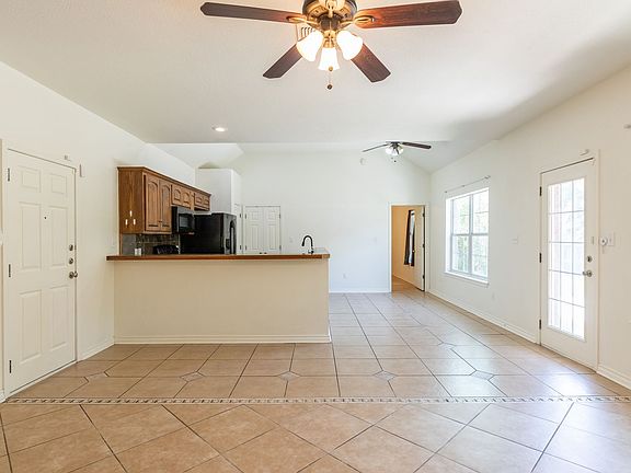 4th image of 3310 Silver Oaks Dr