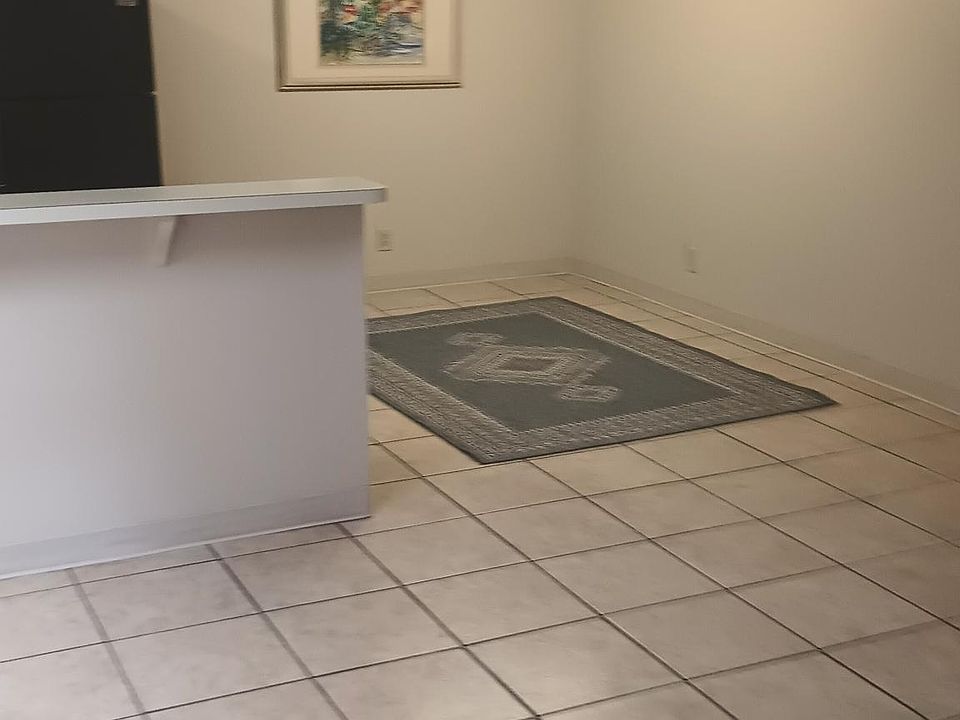 dining area right off kitchen