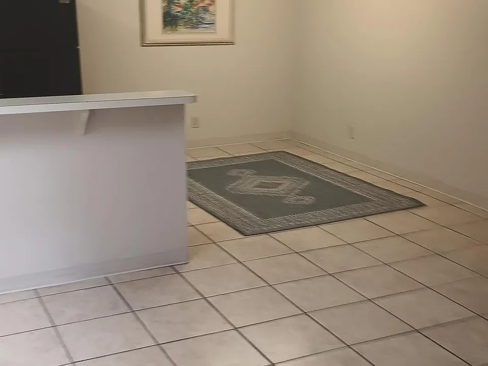 dining area right off kitchen