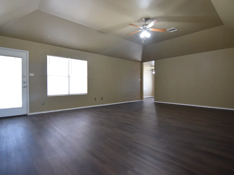 300 Curtis Dr — Photo 11