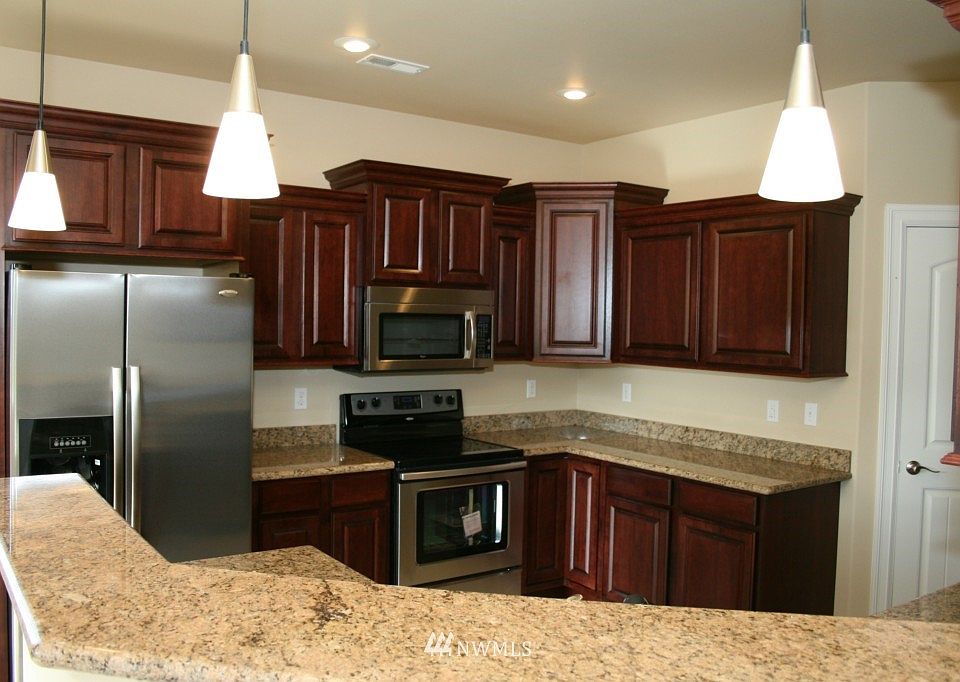 2nd image of 605 Magnolia