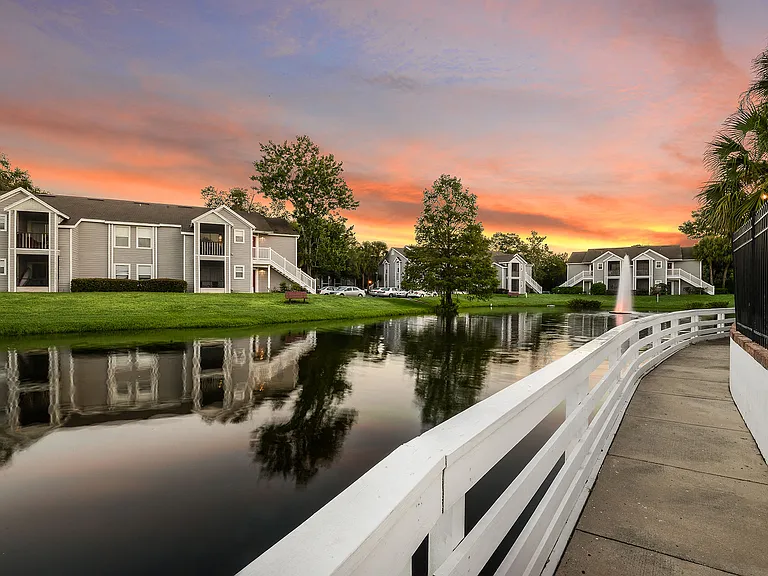 Colonial Pointe Apartments — Photo 12