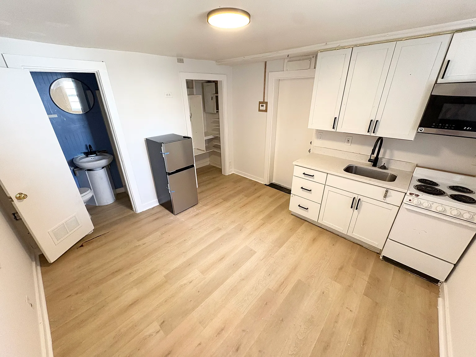 Studio, 150 sqft, $1,050 — Photo 3