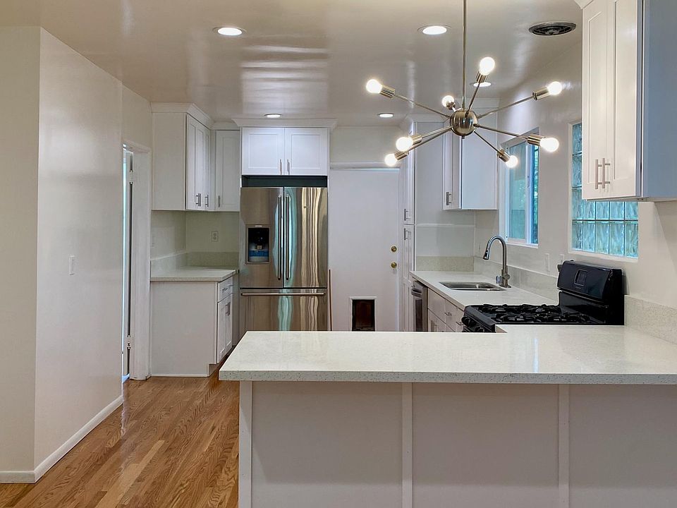 Kitchen with Peninsula