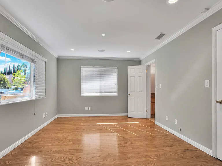 4537 Mammoth Ave — Photo 8