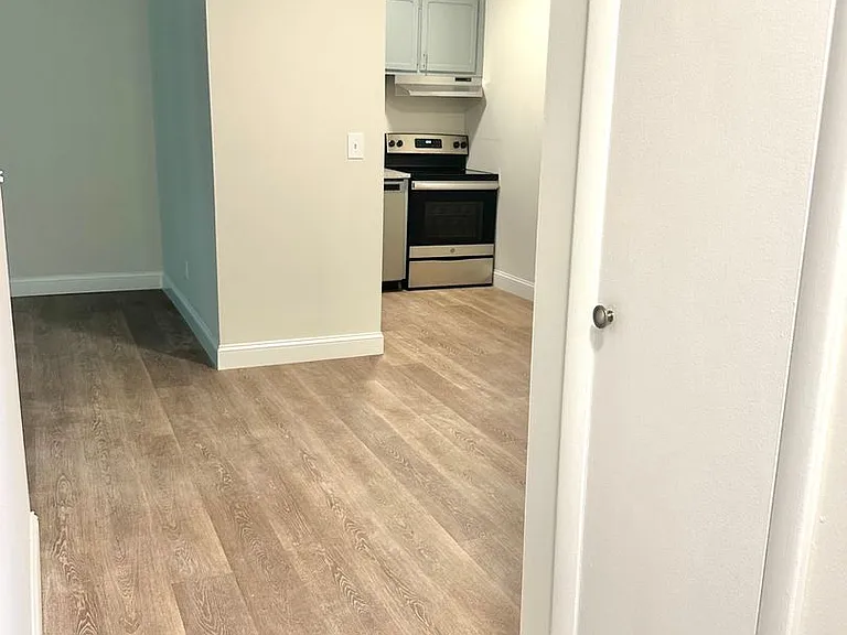 2100 Stanley St — Photo 2