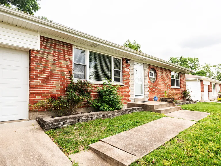 201 Bridgeview Ln — Photo 3
