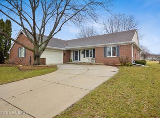 9 Saddlewood Ct, Sugar Grove, IL 60554